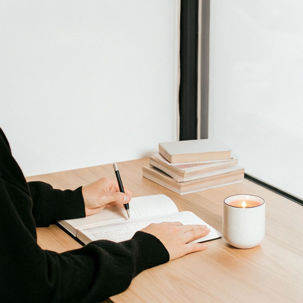 a person writing something in a notebook
کاهش استرس دانشجویان مهاجر ساکن ایتالیا